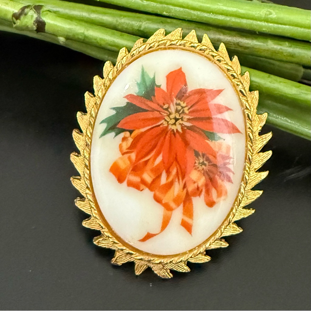 Vintage Dodds Signed Ceramic Christmas Poinsettia Flower Cameo Brooch 21g.